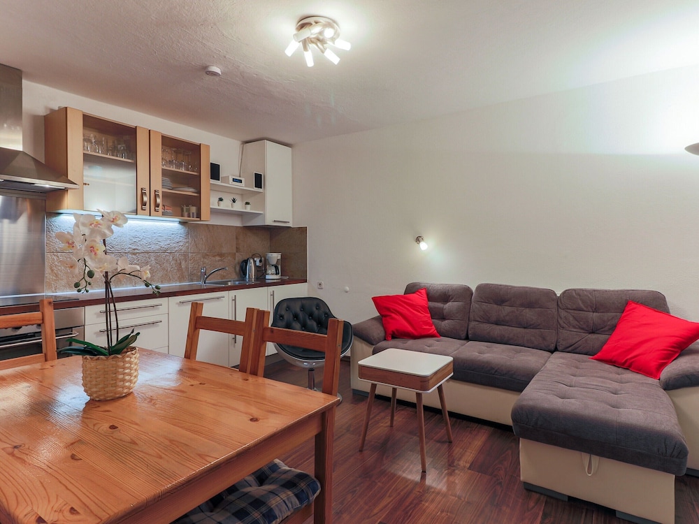 Central Apartment With Balcony, Terrace, Garden, Deckchairs