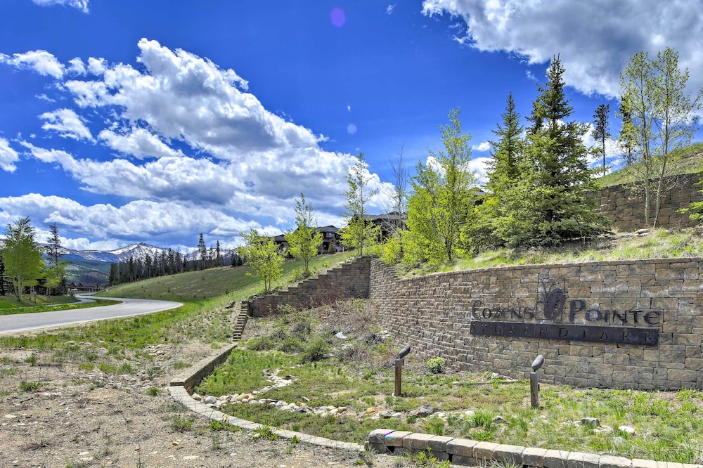 Winter Park Condo w/ Hot Tub & Mountain Views!