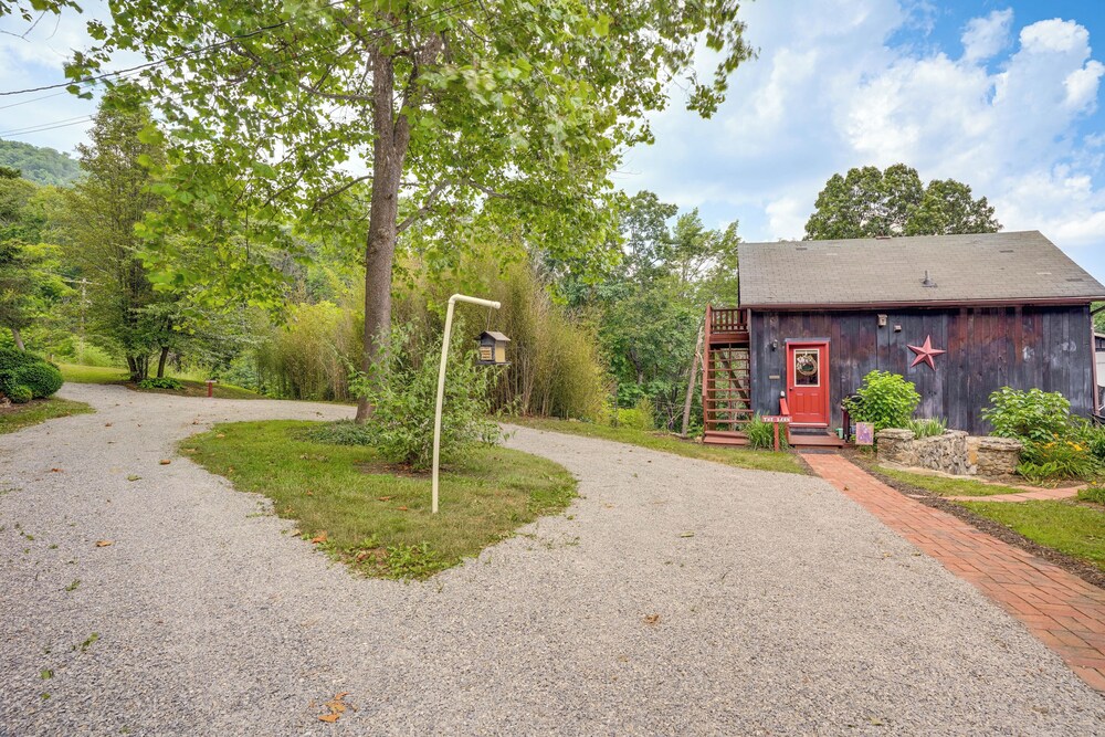 Cozy Luray Cabin w/ Views: Near Hiking Trails!