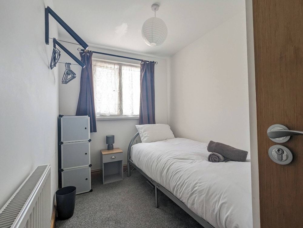 Family-sized Comfort - Walk to Lake & City Centre
