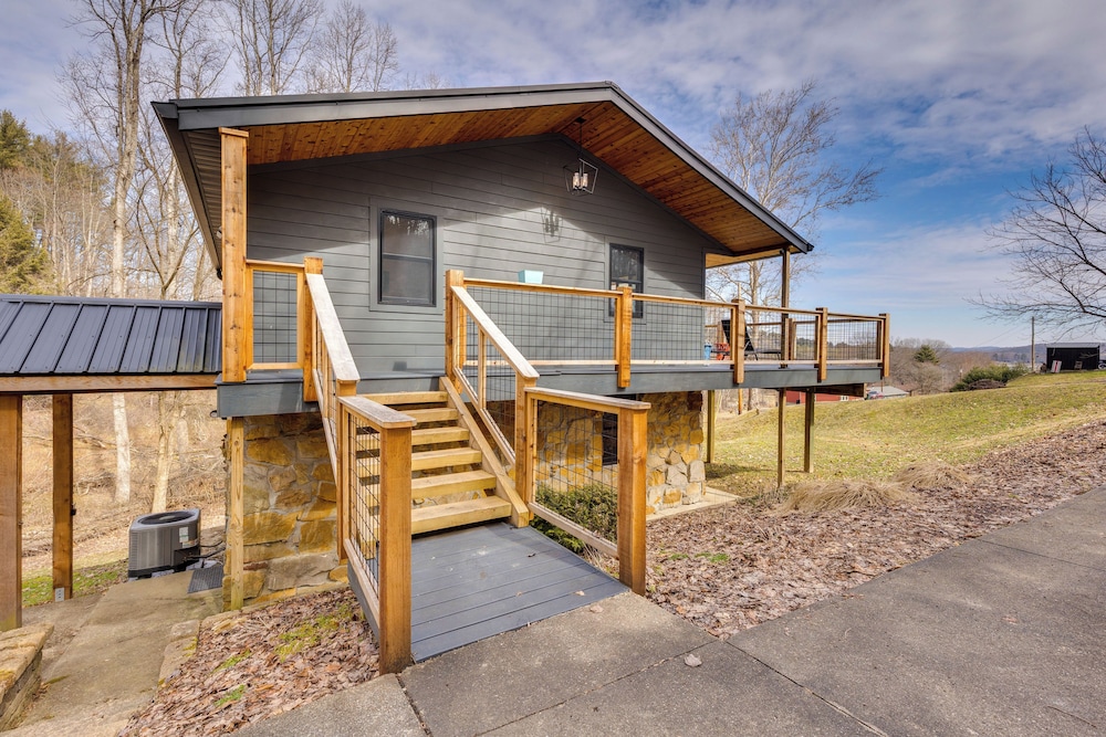 1 Mi to Marina: Cabin w/ Views Near Atwood Lake!