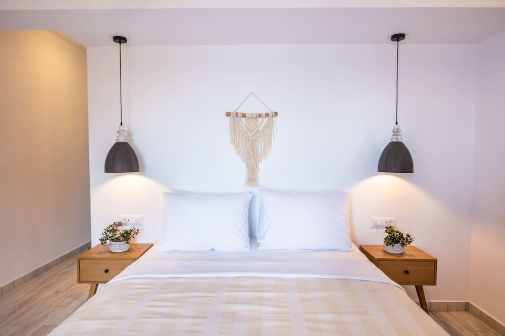 Yploui Suites 1 in Kira Panagia