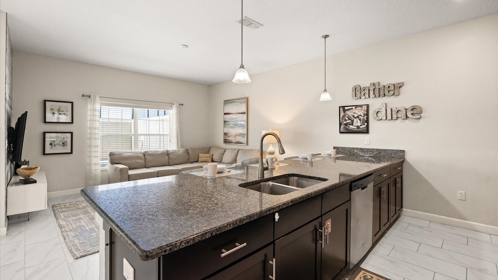 Upstay: Family-friendly 4BR Townhouse w Pool & BBQ