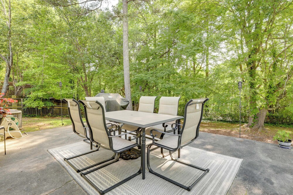 4 Mi to Stone Mountain: Retreat w/ Office!
