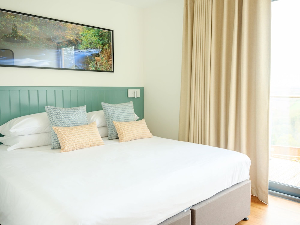 Meadow 2 Bedroom Lodge 7