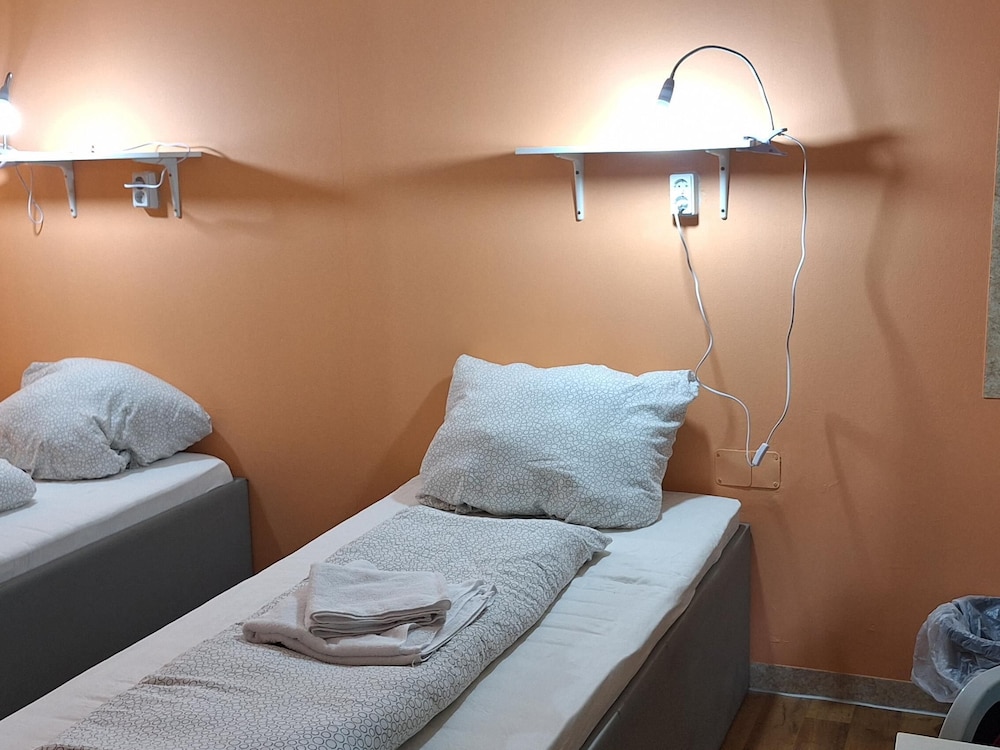 2-Rent Group Hostel Rooms AUB162