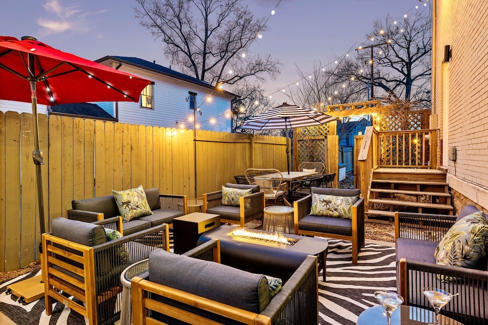 Southern Elegance-private Hot Tub-walk to 12 S