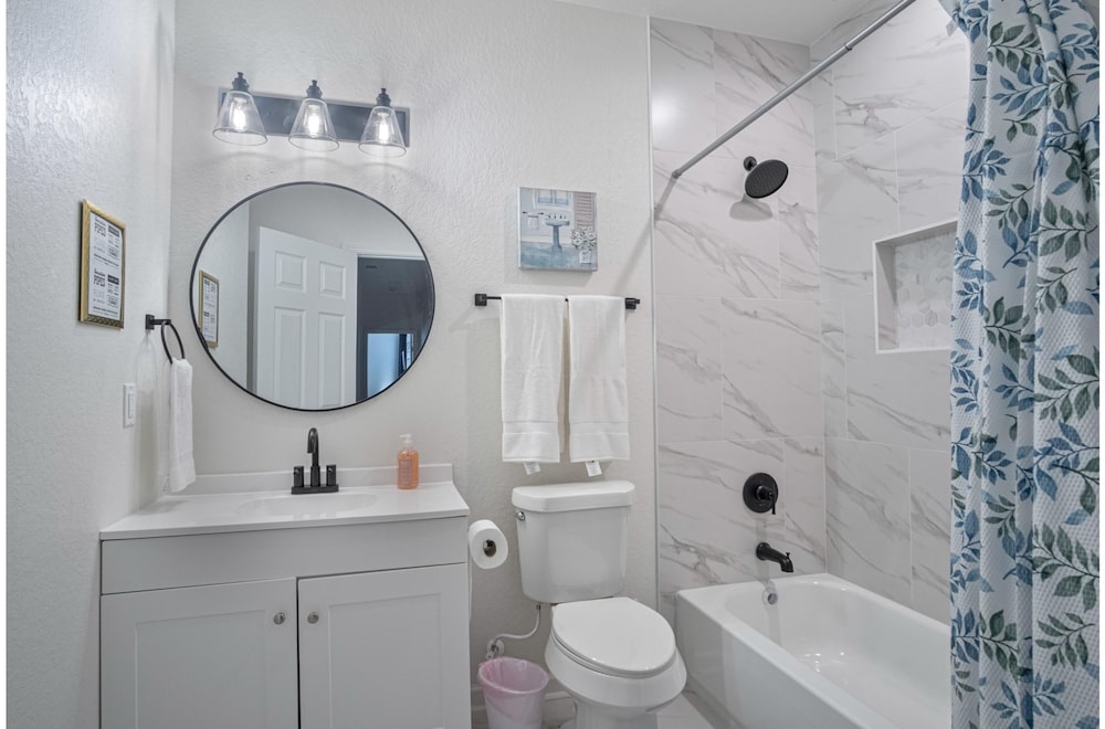 Vibrant 4BR 3BA Oasis Near Happy Downtown