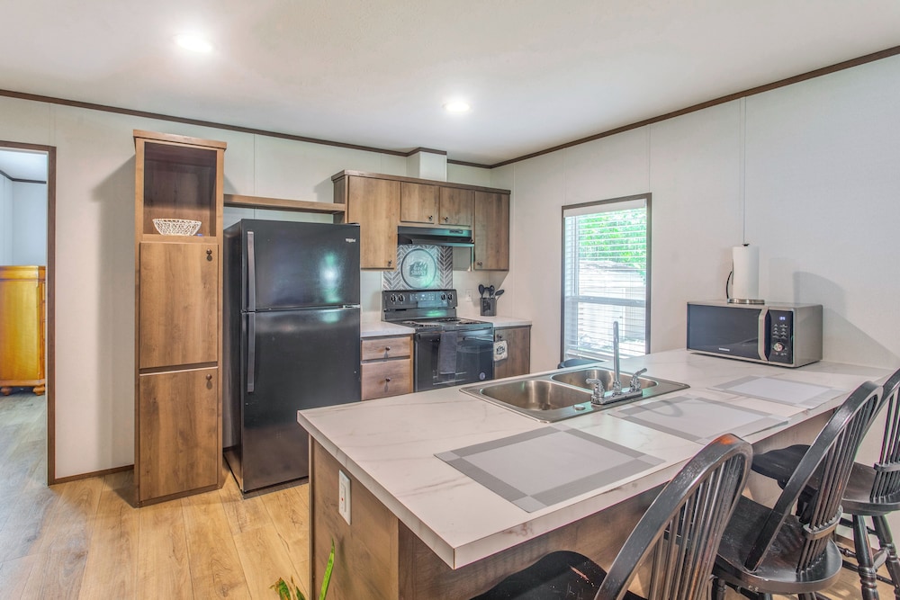 2 Mi to Ocean Isle Beach: Family Home w/ Deck!
