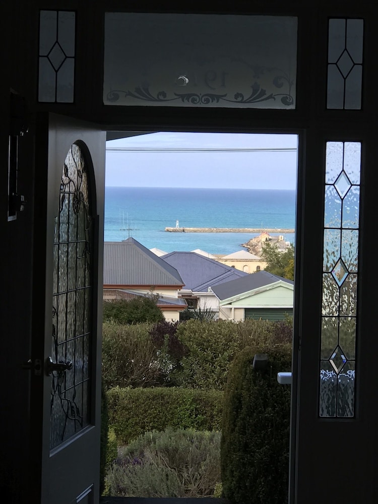 Oamaru Holiday Homes 28 Ure Street view 3