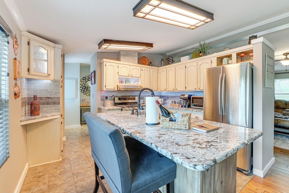Outdoor Kitchen + Hot Tub: Table Rock Lake House