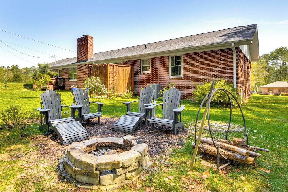 5 Mi to Lake Keowee: Stylish Salem Home w/ Yard!