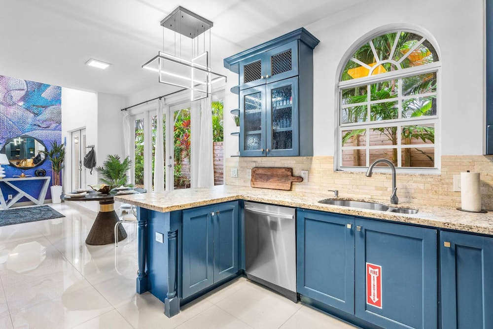 Luxe 5BR 4BA Heated Pool 10 Min to Beach BBQ