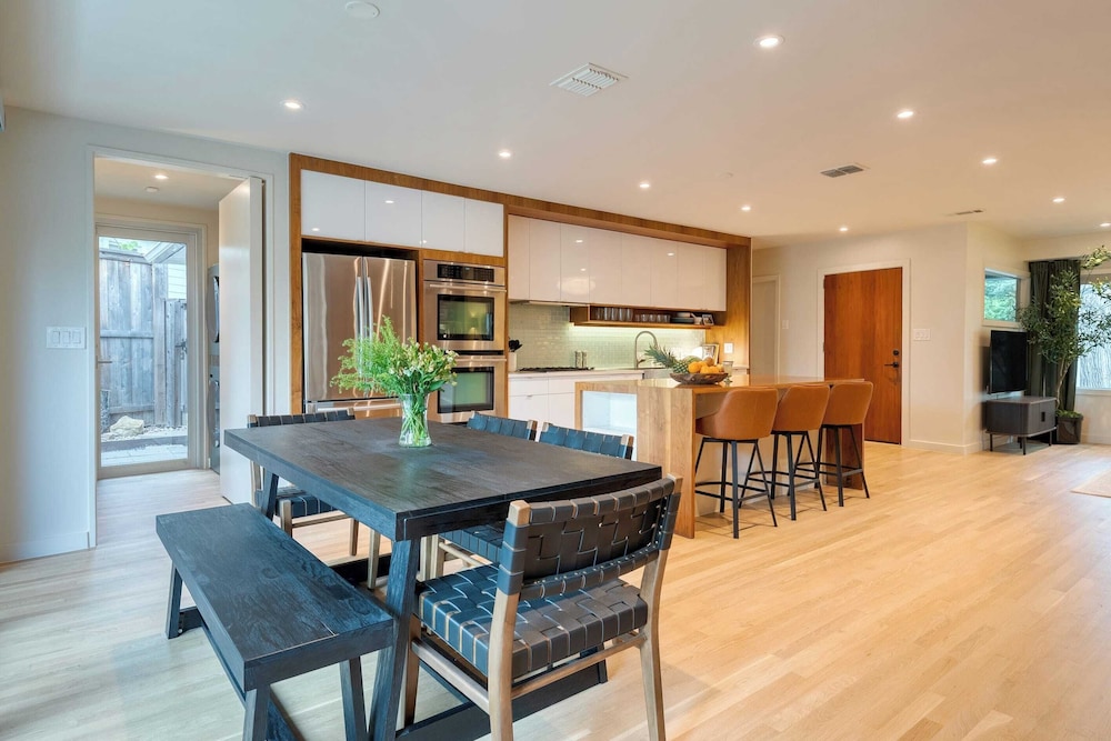 Modern Austin Home w/ Pool, Putting Green & Coffee Nook Townes Retreat by Avantstay