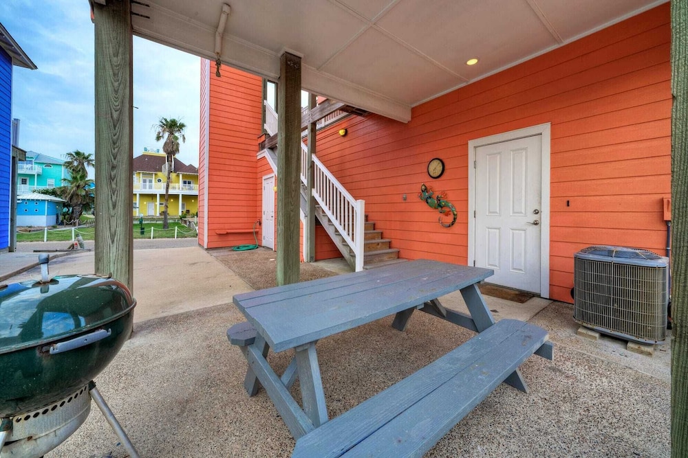 Beach Boardwalk, Pool Access & Ocean Views Coral Reef by Avantstay