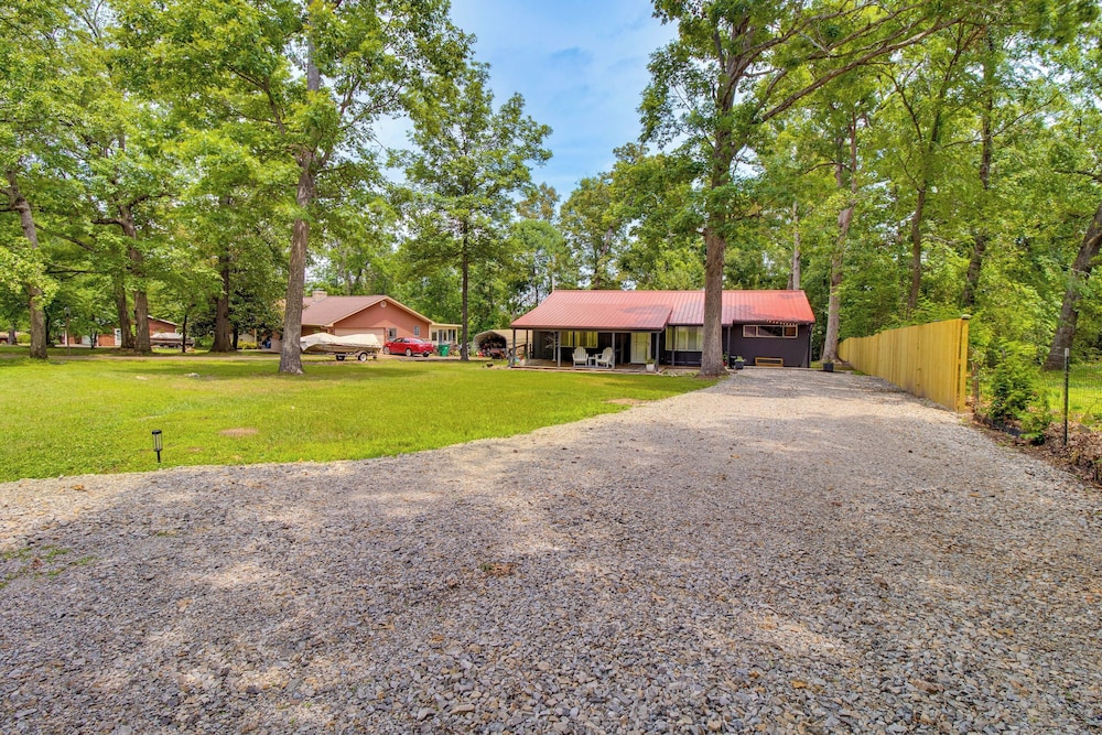 Cozy Lakeview Retreat, Close to Bull Shoals Lake!