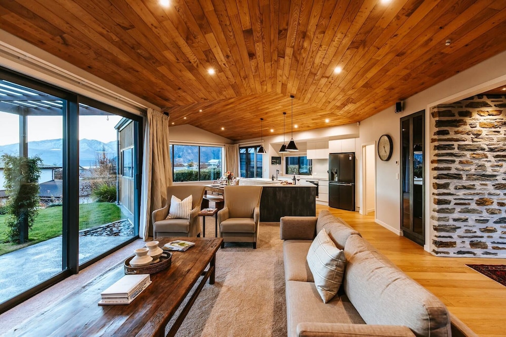 Te Moana - Lake Views - Sleeps 7