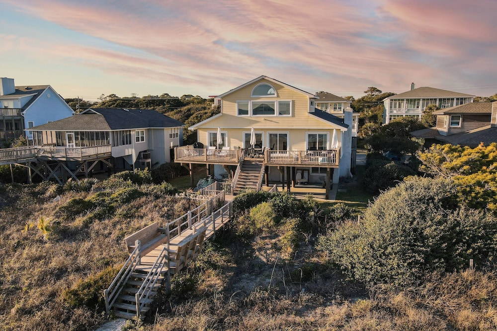 Lighthouse by Avantstay Beachfront View Home w Pool Table Ping Pong
