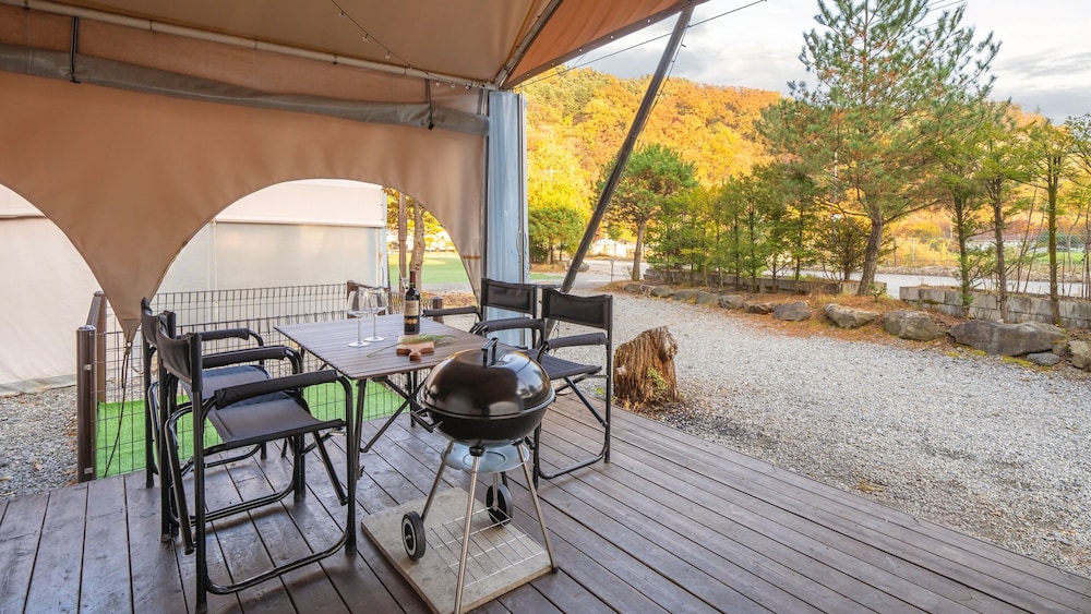 Gapeyong Fourseason Pet Glamping Caravan