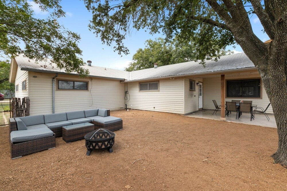 Altes Eckert Stolz 3 Bedroom Home by RedAwning view 4