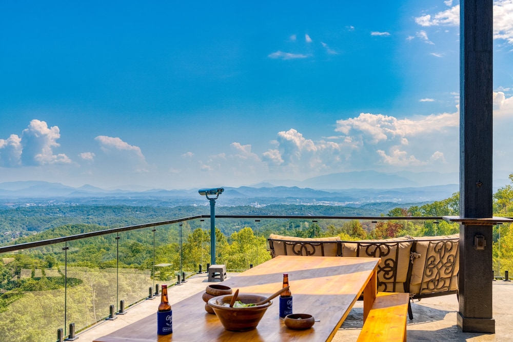 Bear Rug Inn Luxe Stays Pool Views Game Room