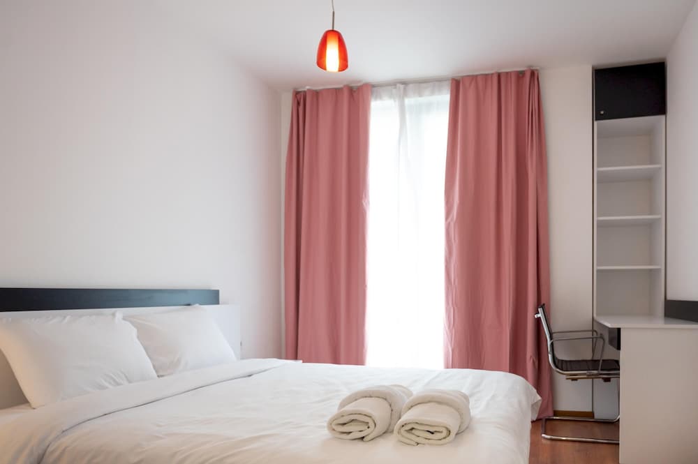 Sunny 1bdr Apartment Near Center