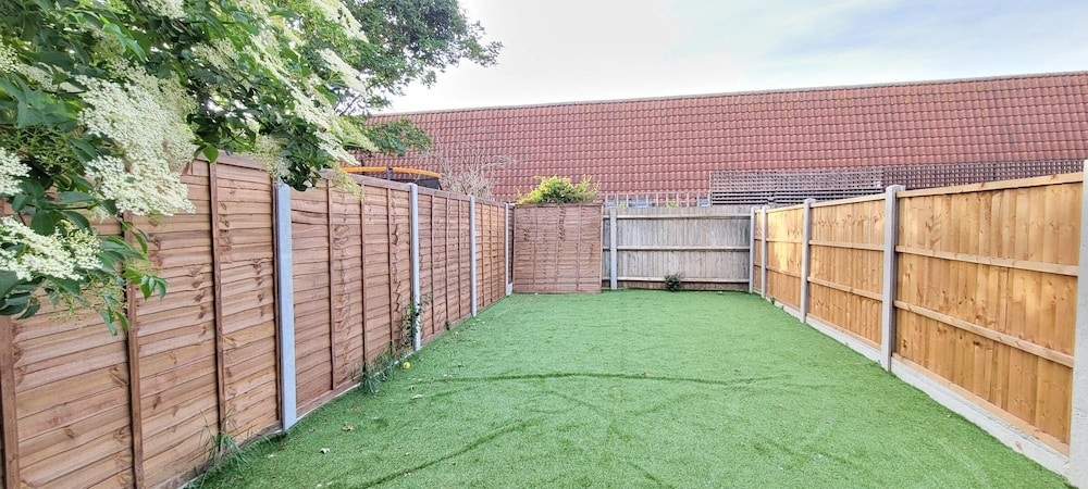 Dagenham - House - Sleeps 4 - Garden - City Centre