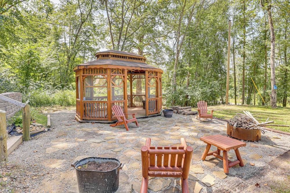 Charming Couples Cabin on 40 Acres in Zanesville