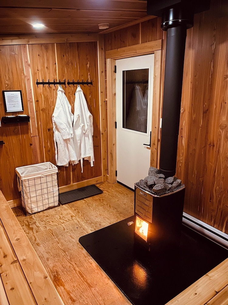 Smokey Hollow Motel & Resort