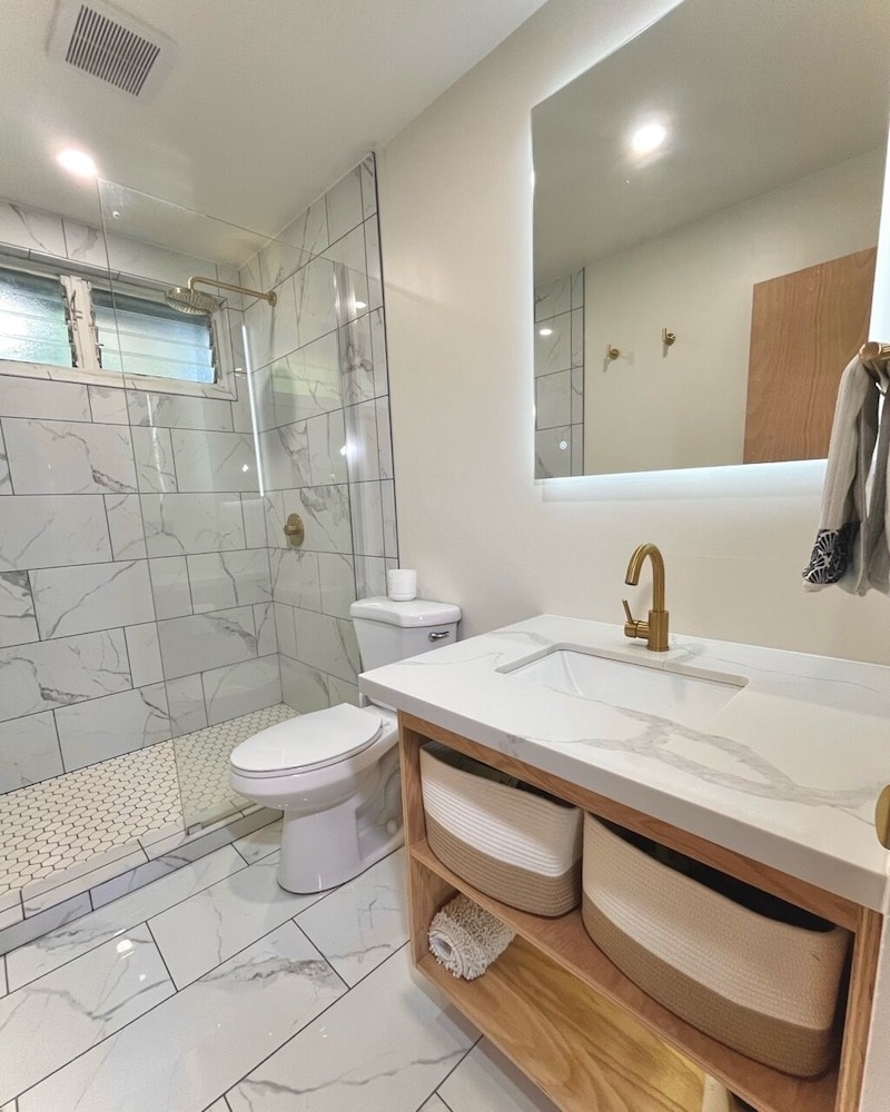 Akule Clubhouse: Awa 1 Bedroom Apt by the Beach 1 Condo by RedAwning