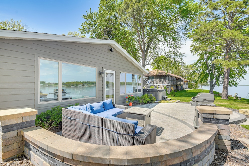 Steps to Mississippi River: Hot Tub Haven!