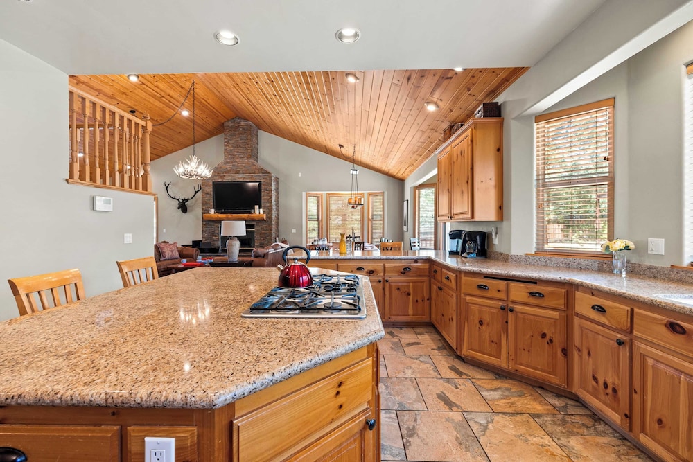 Sleeps 27 2 Homes Near the Lake, Hot Tub + Views Castle Glen Estates