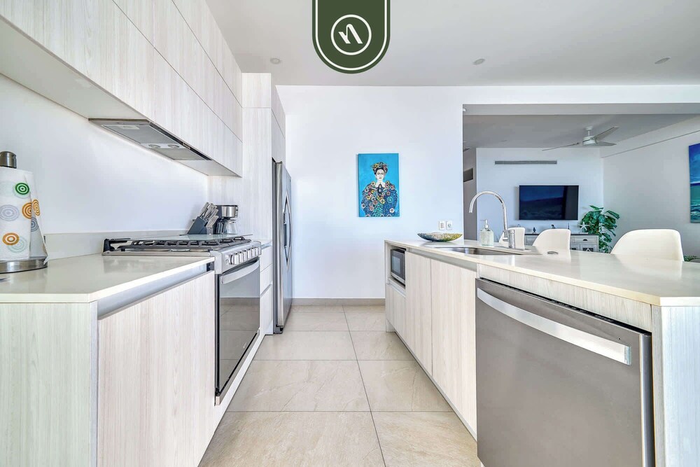 Oceanview Luxury Condo - Private Beach - Rooftpop