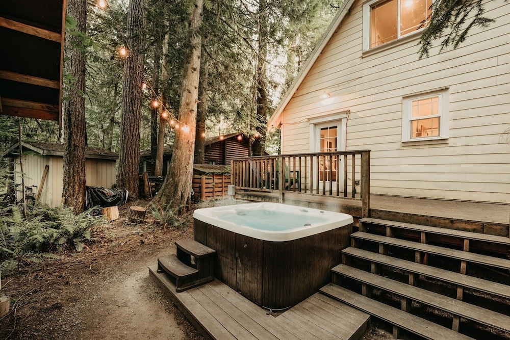 01sl - Hot Tub - Pet Friendly - Bbq - Sleeps 8 3 Bedroom Home by RedAwning