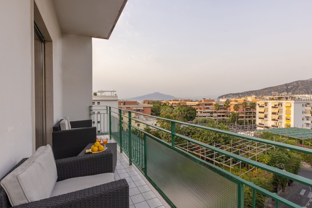 Family Home With Terrace & View In Sorrento Center