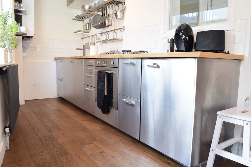 Airy Modern 1 Bed Apartment in Shoreditch
