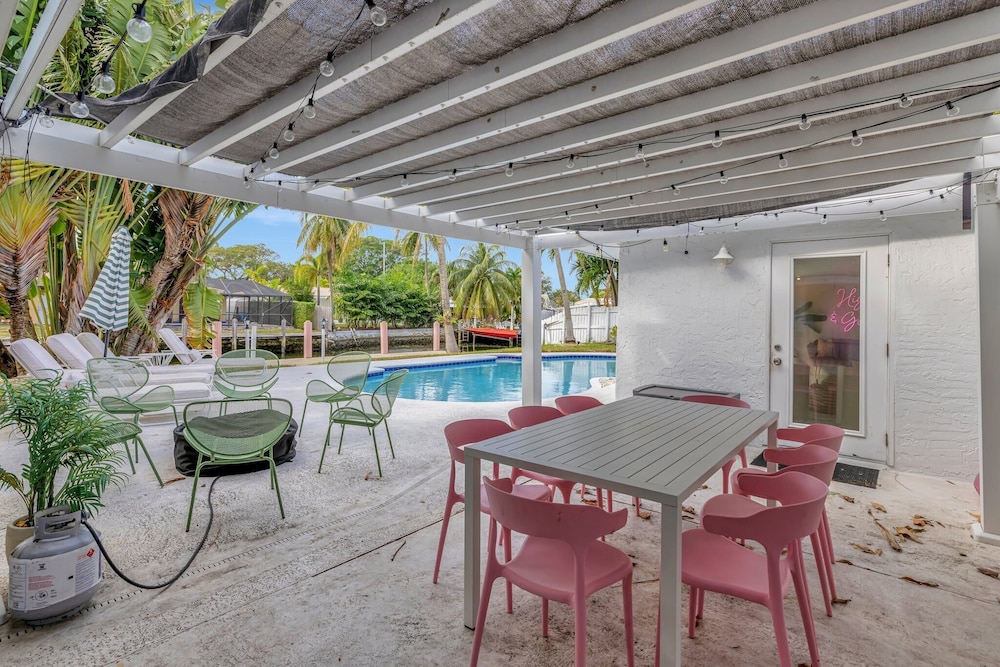 Poolside Paradise Dock & Pool!