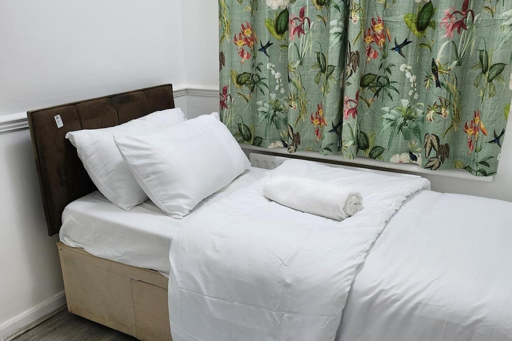Cosy Dagenham Retreat for Family