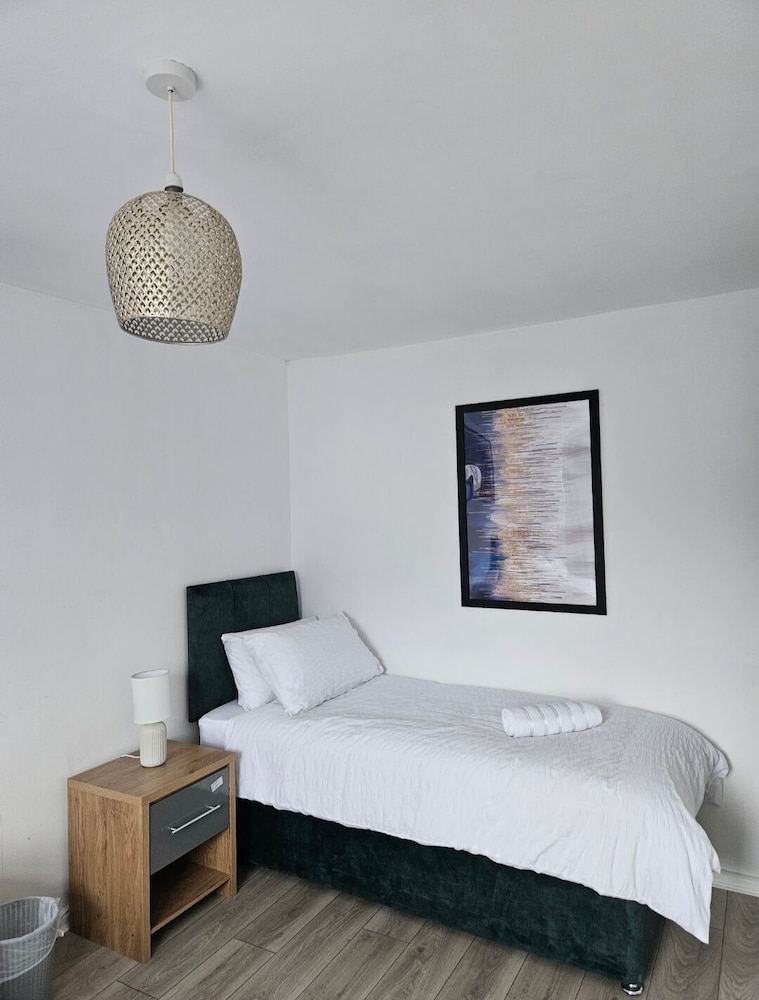 City Classic- Remarkable 3-bed House in Birmingham view 3