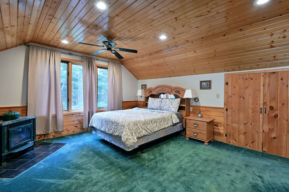 Kenny Lodge 4 Bedroom Hotel Room by RedAwning