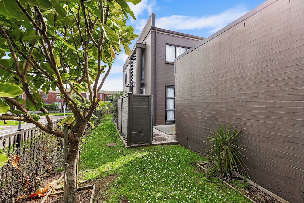 Comfy 4BR Home w/ Mt. Wellington View Zodiak Stays