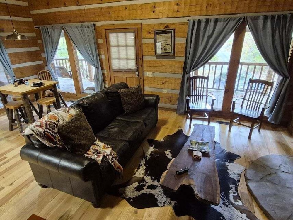 The Fur Traders Cabin- Pigeon Forge 2 Bedroom Cabin