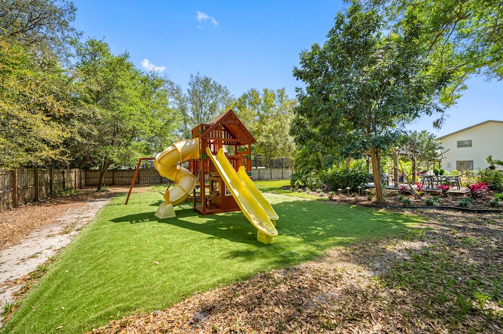 Luxury Retreat: Pool, Games, Basketball & More!