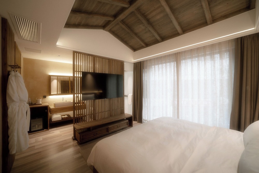 Shishe Spring Designer Homestay