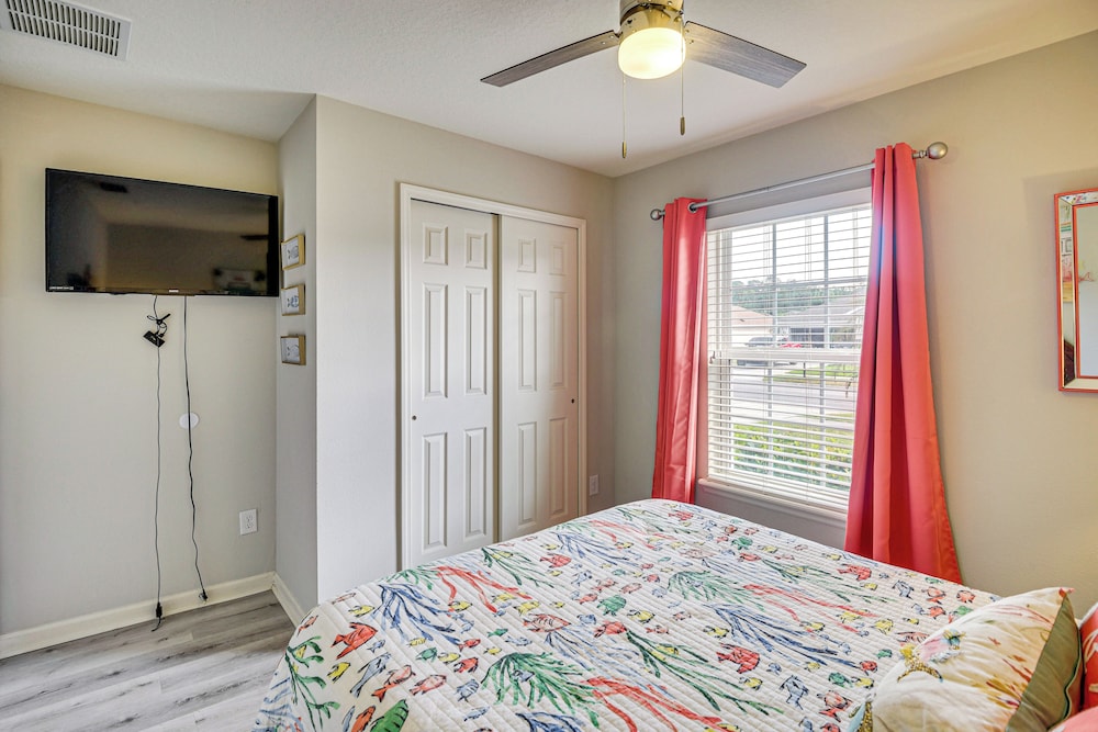 10 Mi to Ocean: Home w/ Lanai in Ormond Beach!