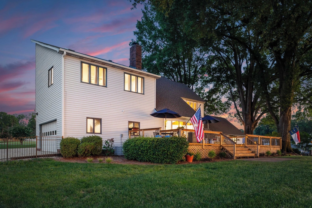 Lakefront Home w/ Dock, Game Room & Hot Tub Ponderosa Peninsula by Avantstay