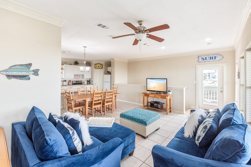 Beach Front Baby Ocean Views, Golf Cart & Pet Friendly!