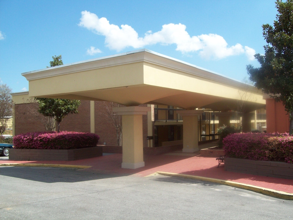 Statesboro Vacations - Quality Inn  Suites Conference Center Statesboro Historic District - Property Image 26