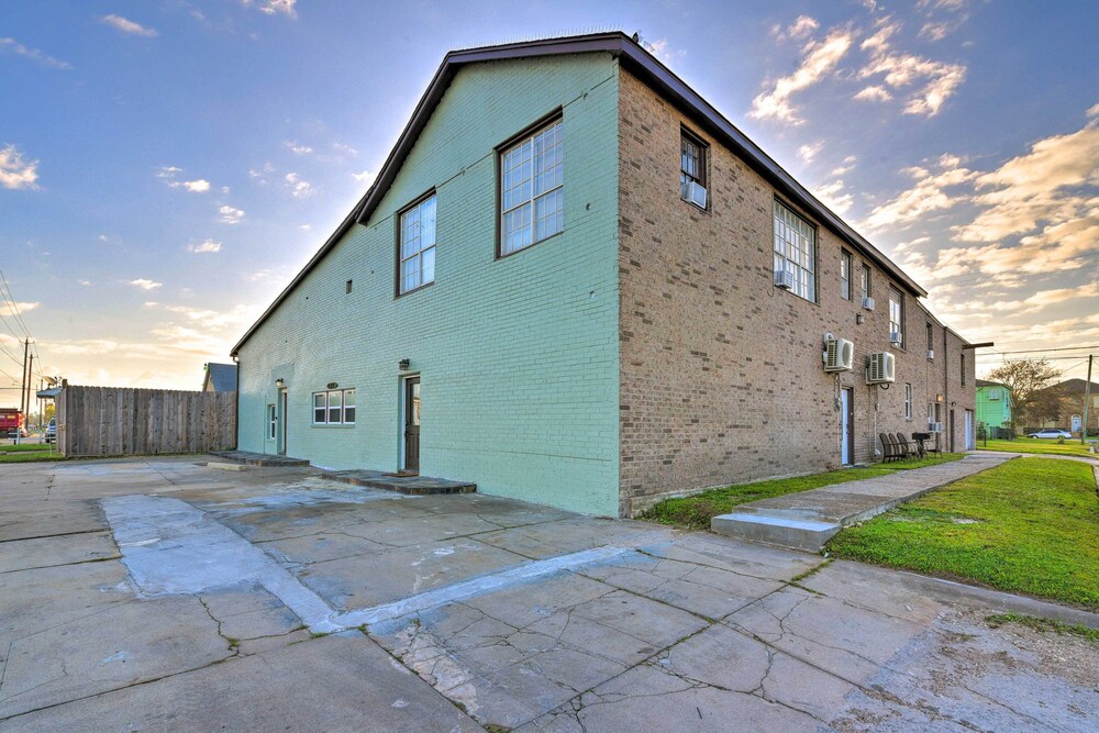 3 Mi to Dtwn Galveston: Beautiful Apt w/ Deck! view 3