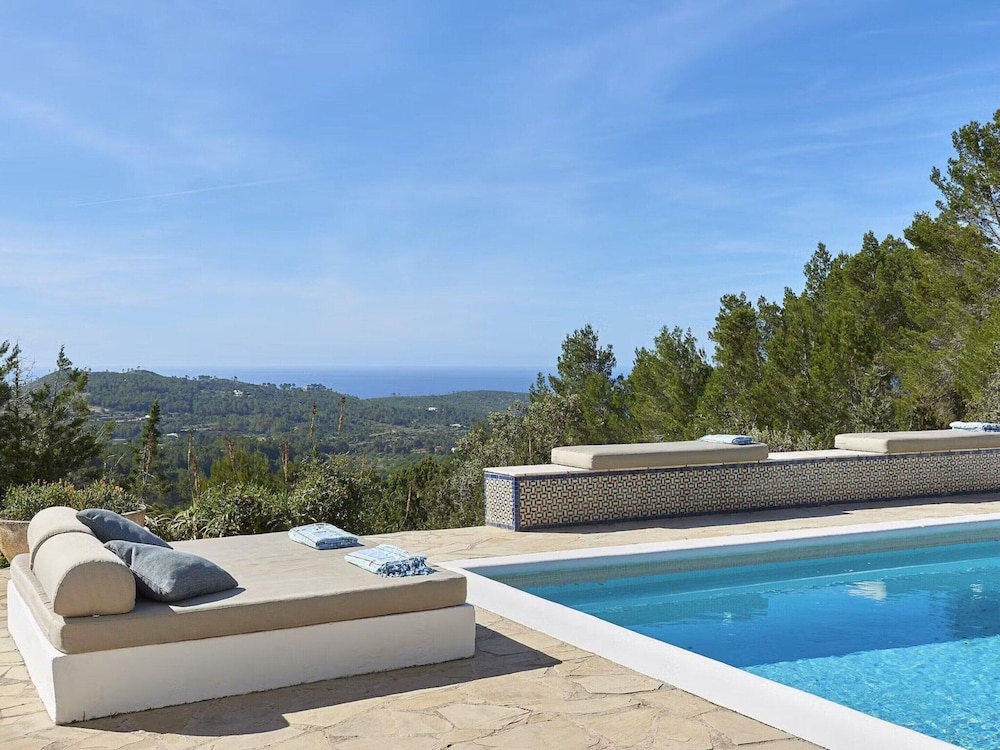 Hillside Villa With Sea-views